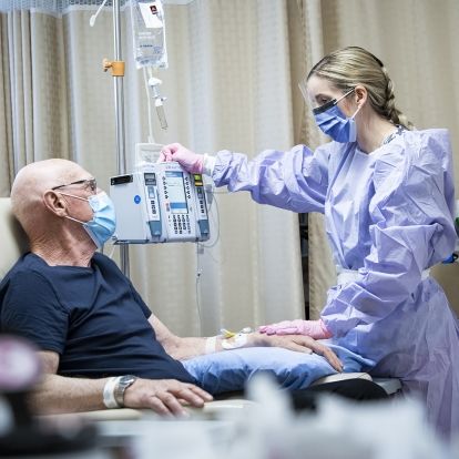 A patient with cancer speaks with an oncology nurse.