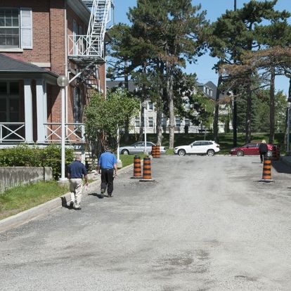 This part of the driveway will no longer be open to two-way traffic. It will now serve as a hospital exit only. This will improve safety and make room for a new sidewalk for pedestrians.