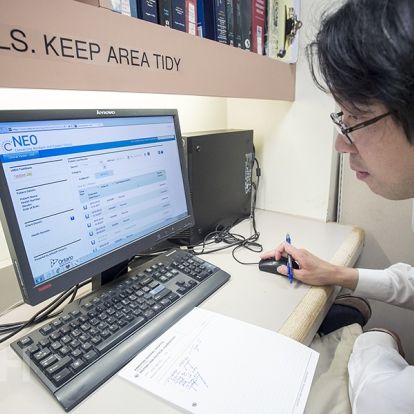 Dr. Barry Chan using the new cNEO viewer which was successfully integrated with our QuadraMed system.