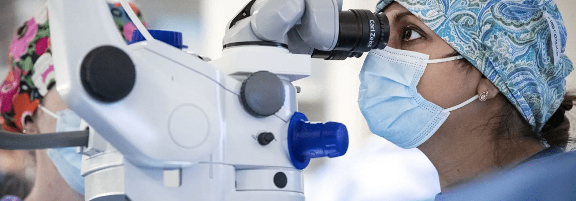 Dr. Vasudha Gupta performs a cataract surgery in the Focus Eye Centre state-of-the-art operating room (OR) Dr. Vasudha Gupta performs a cataract surgery in the Focus Eye Centre state-of-the-art operating room (OR)