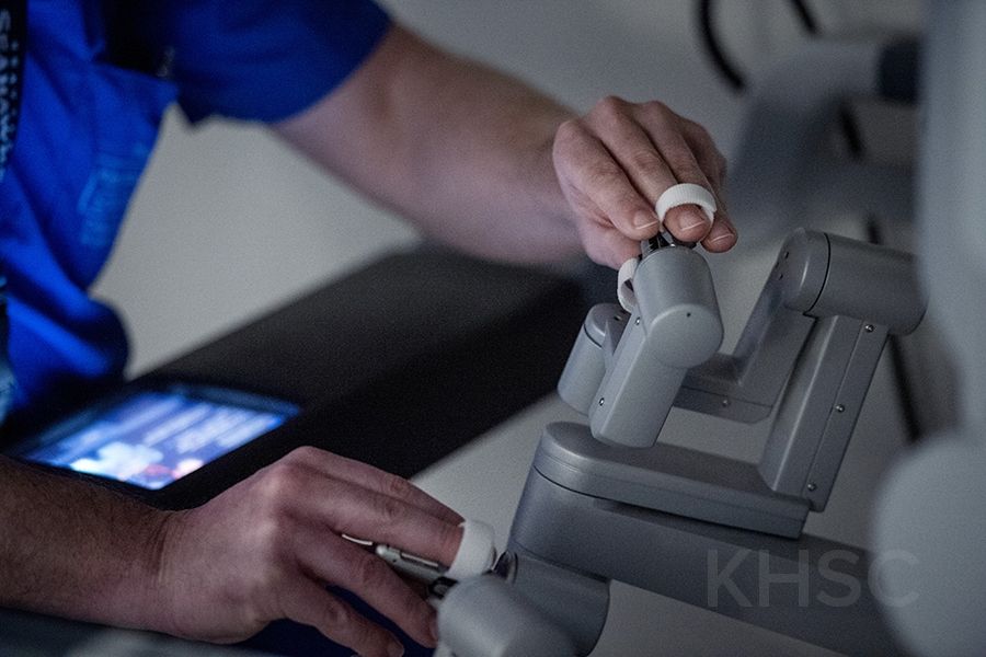 close look at a surgeon controlling the daVinci device