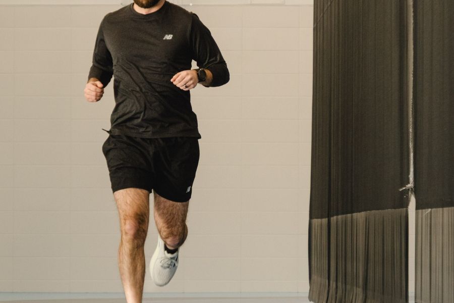 Willem Sagriff running running indoors on a track