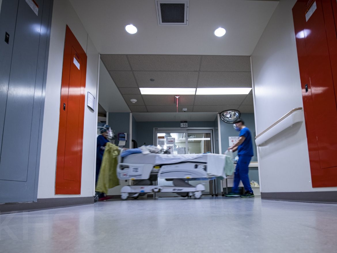 mm2_3286.jpg staff moving bed around ICU