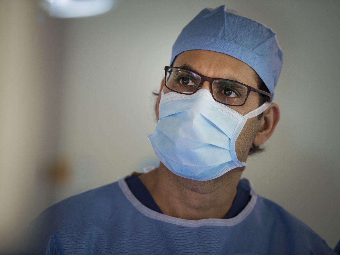 mm9_9149.jpg Dr. Sulaiman Nanji is one of KHSC's two fellowship trained transplant surgeons, the exact number required for a live donor program. One surgeon takes the lead in the procedure for the donor, while the other leads the procedure for the recipient. Ethically, it ensures that each surgeon is focused on the best outcome for their patient.